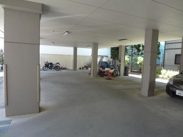 駐車場(♪屋根付き駐車場♪)