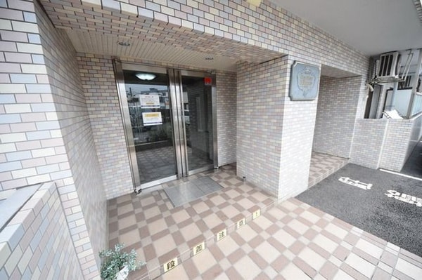 エントランス(♪いつでもお掃除されキレイなエントランス♪)