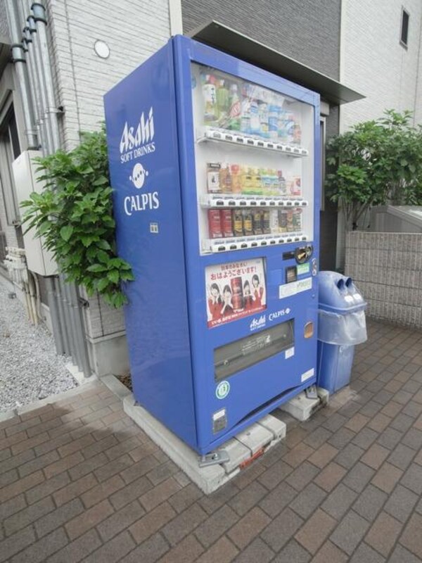 エントランス(♪自動販売機があり便利ですね♪)