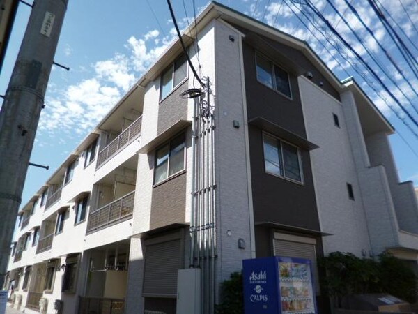 外観(♪駅から明るい道を通り帰れ安心ですね♪)