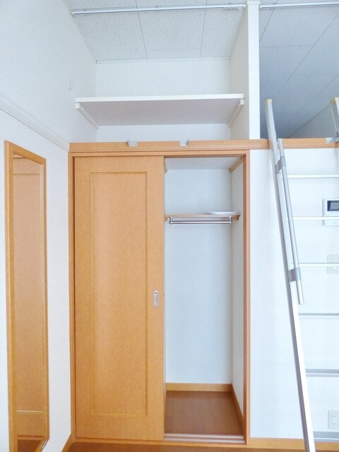 物件内観写真15　(♪洋室収納♪)