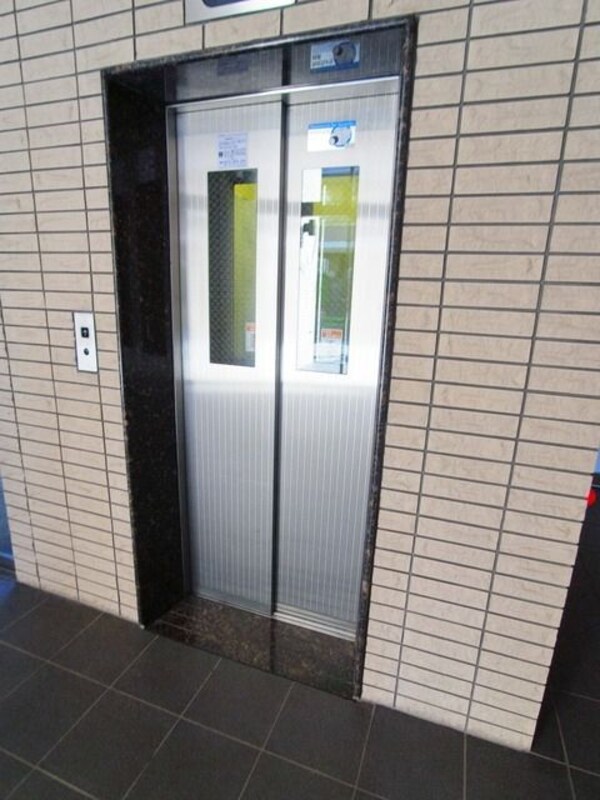 エントランス(♪エレベーター付きで便利♪)