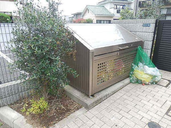 共有部分(入居者専用ゴミステーションです)
