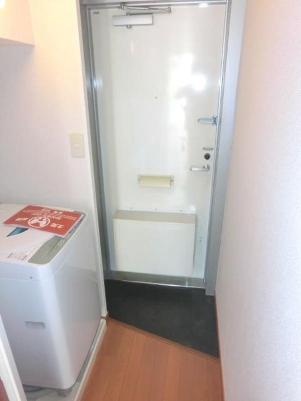 トイレ(シューズボックス付き玄関)