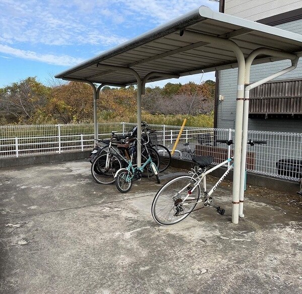 その他(屋根付き駐輪場完備)