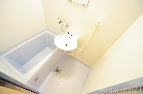 バス／シャワールーム等(バス・トイレ別です。同タイプの写真です。)