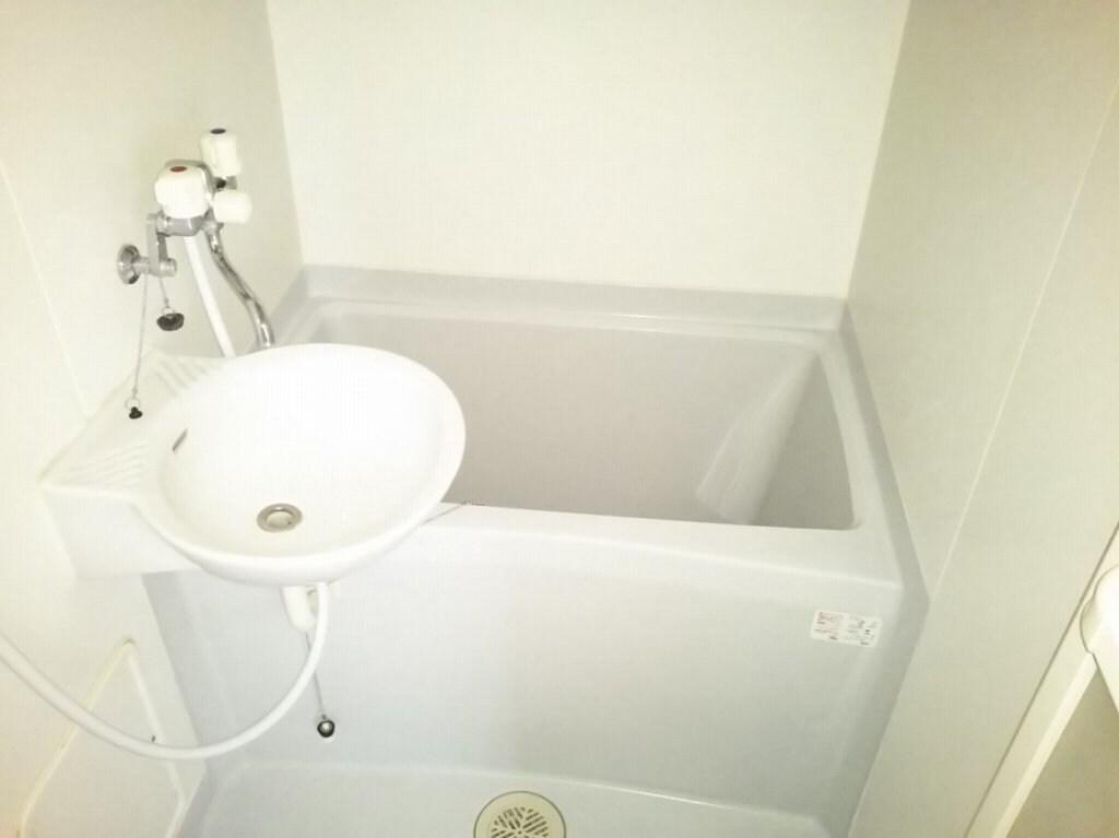 物件内観写真7　(バス・トイレ別です。仕様が異なる場合があります。)