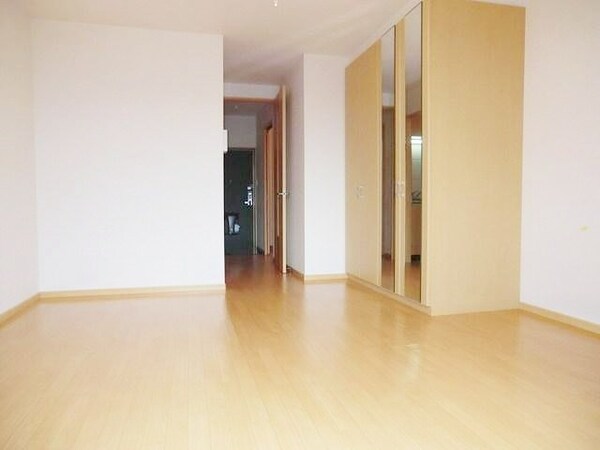 その他室内・内装(バルコニー側から見たお部屋です)
