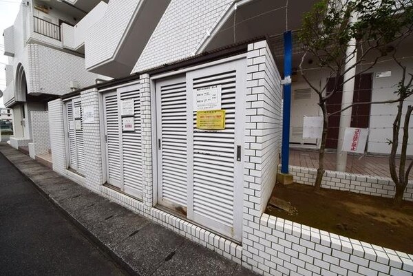 庭(ゴミ置き場)