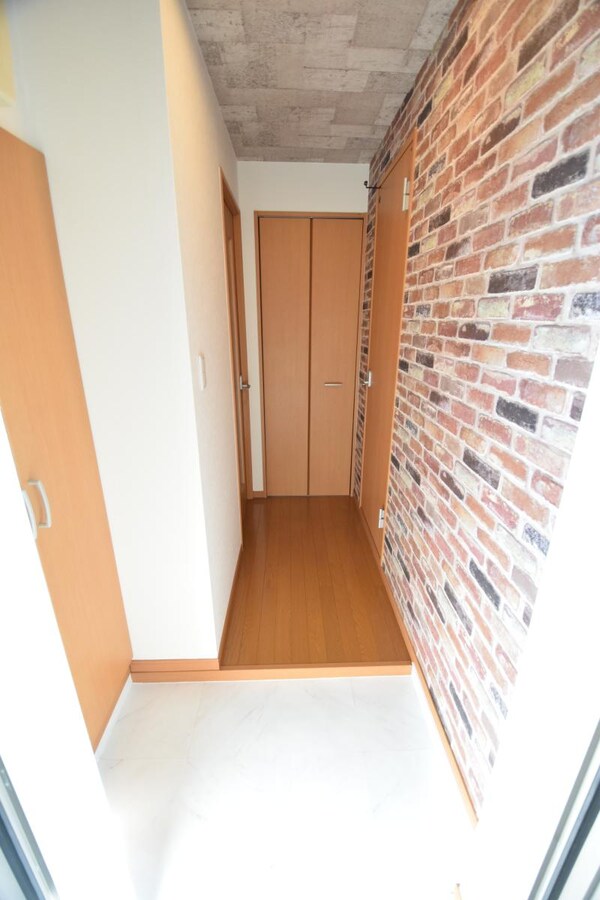 玄関(※同建物　同タイプ間取り　別室設備施工例　現況優先)