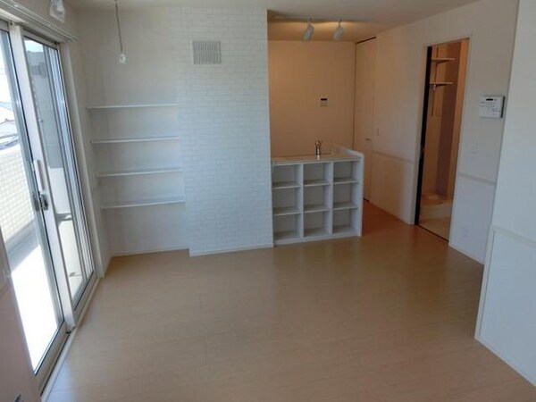 その他室内・内装(窓側からのお部屋です)