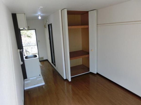 その他室内・内装(バルコニー側より見た室内)