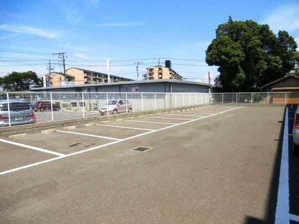 共有部分(広い敷地内駐車場)