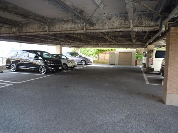 エントランス(敷地内駐車場)