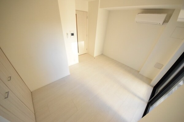 リビング・居室(白が基調の明るいお部屋です)