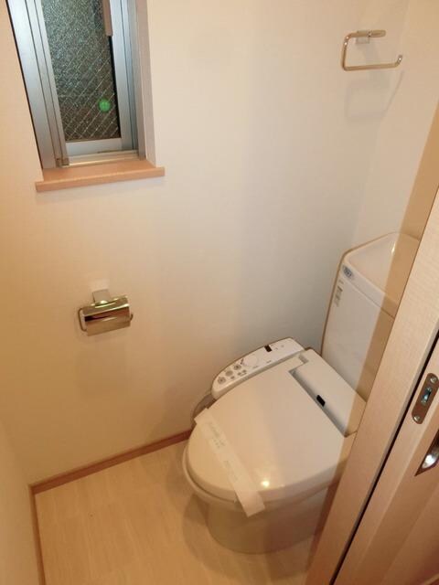 物件内観写真8　(洗浄機付きトイレ　換気窓あり)