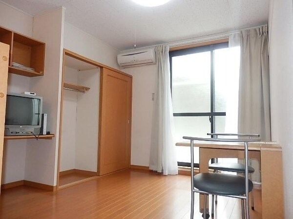 リビング・居室(家具・家電付き　収納豊富な室内)