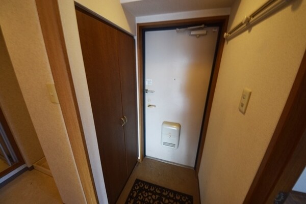 玄関(同タイプ間取角部屋の参考写真です)