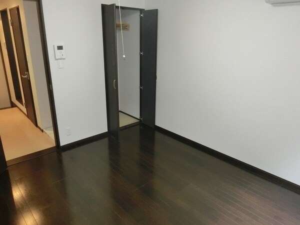 その他室内・内装(落ち着いた色合いのお部屋です)