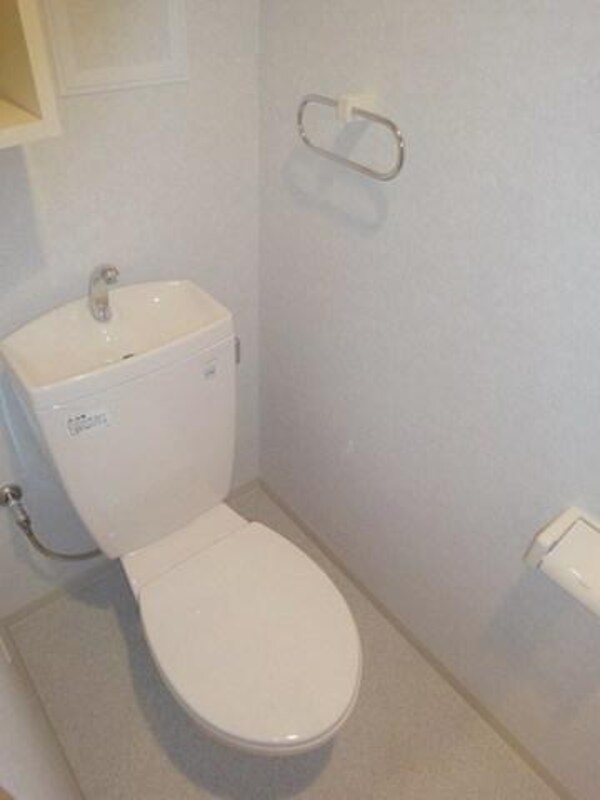 トイレ(清潔感のあるトイレルーム)