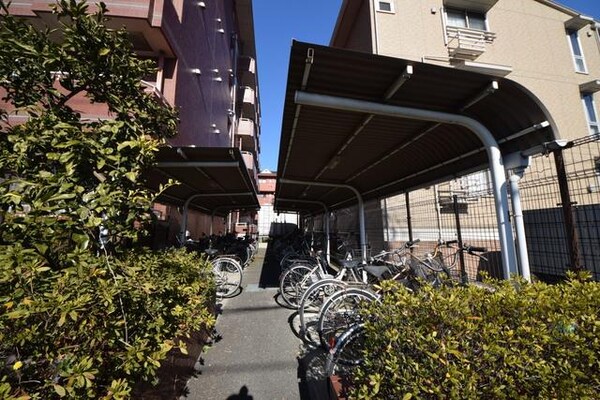 共有部分(屋根付き自転車置き場あり)