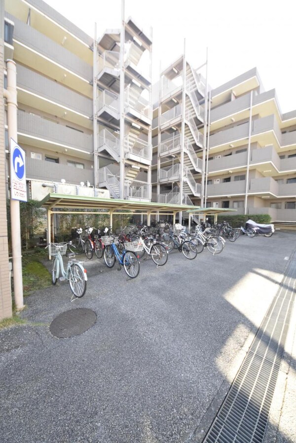 共有部分(屋根付き駐輪場)