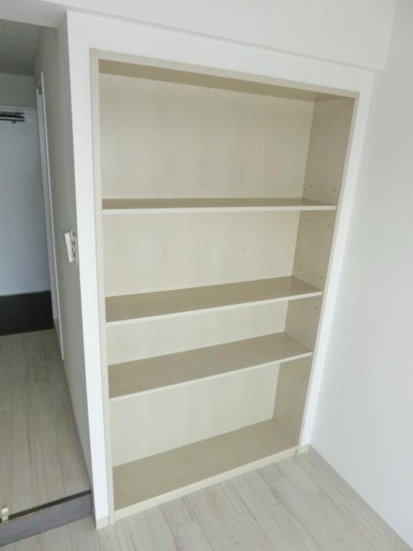 設備(便利な収納棚もございます　※モデルルームの写真です)