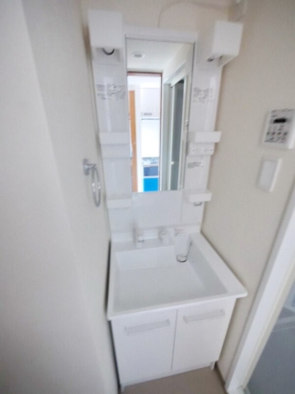 洗面(※お部屋の階数により建具の色合いが違います　現況優先)