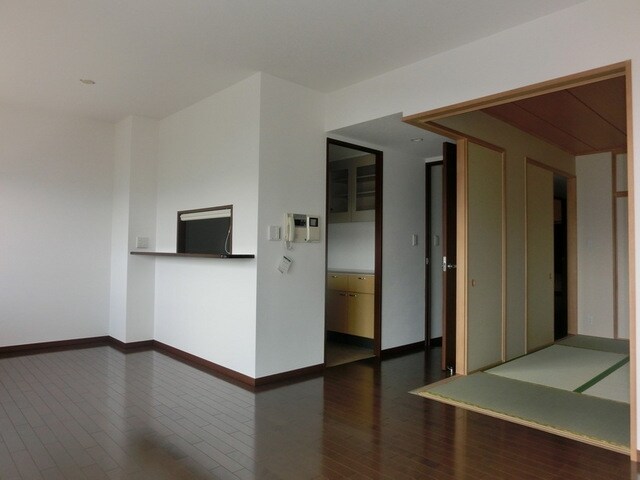 物件内観写真2　(広々リビング１２．３帖)