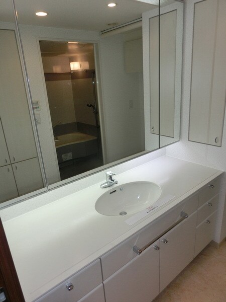 物件内観写真5　(大きな鏡の独立洗面台)