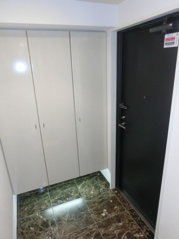 玄関(下駄箱スペースもばっちりございます)