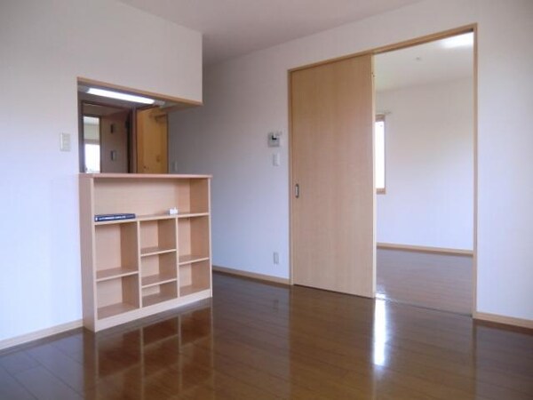 リビング・居室(カウンターキッチン裏には小物棚あります)