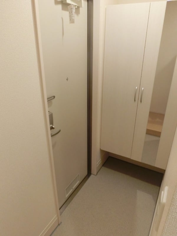 玄関(トールタイプのシューズボックス)