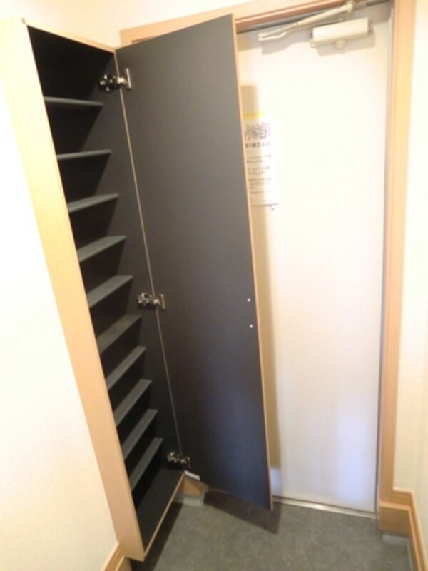 玄関(シューズＢＯＸ完備)