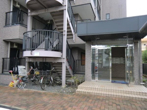 エントランス(ガラス張りのエントランス)