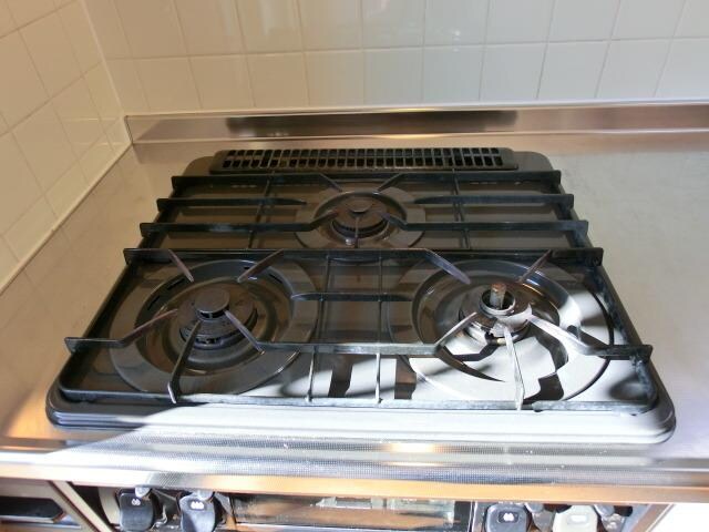 物件内観写真5　(3口システムキッチン)