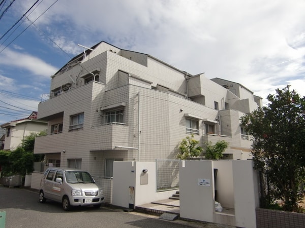 外観(閑静な住宅地に建つ、管理体制良好のマンションです。)