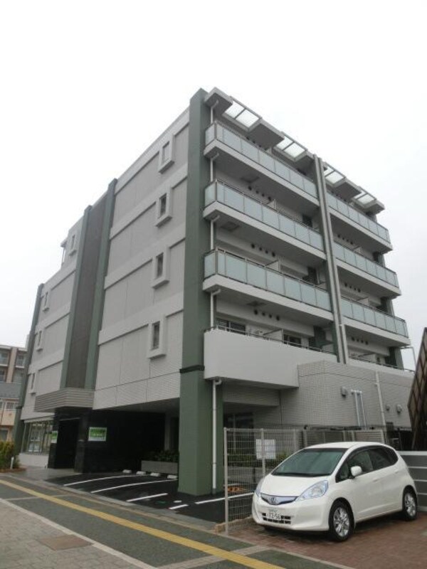 外観(メイン通り沿いにできたマンション)