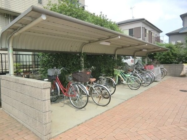 共有部分(屋根つきで自転車もうれしいです。)