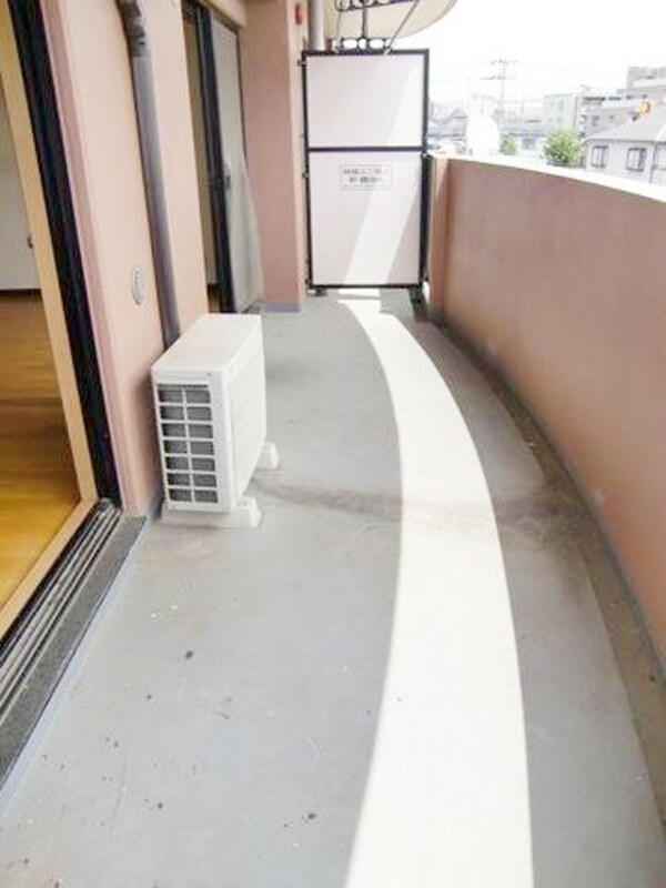 バルコニー(広めのバルコニーで洗濯物もしっかり干せます。)