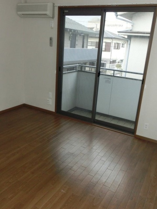 リビング・居室(大きな窓の付いた明るいお部屋です)