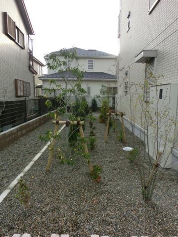 庭(防犯砂利が敷いてあります)