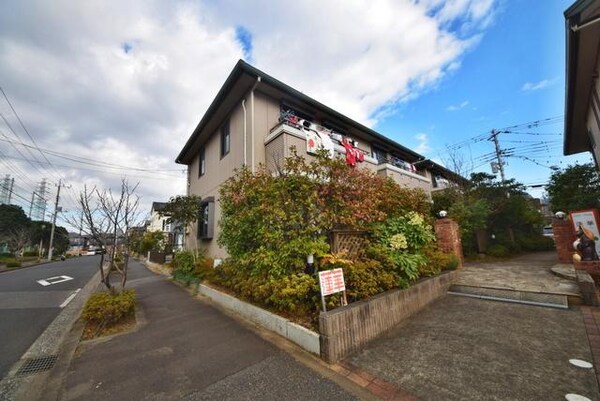 外観(緑に囲まれ閑静な住宅街)