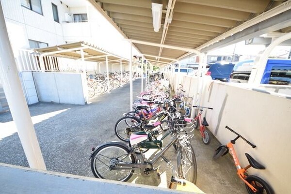 共有部分(自転車雨に濡れる心配ありません)