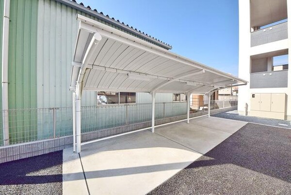 その他(敷地内雨の日でも安心の屋根付き駐輪場)