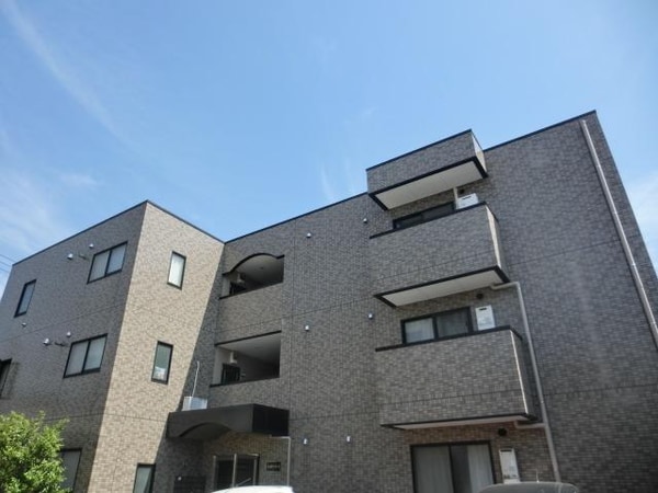 外観(鉄骨造3階建の物件です)