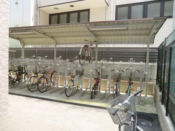 設備(屋根つきの駐輪場)