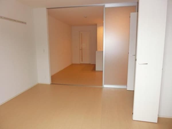 その他室内・内装(広々した洋室です)