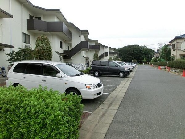 駐車場(敷地内には大きな駐車場がございます)