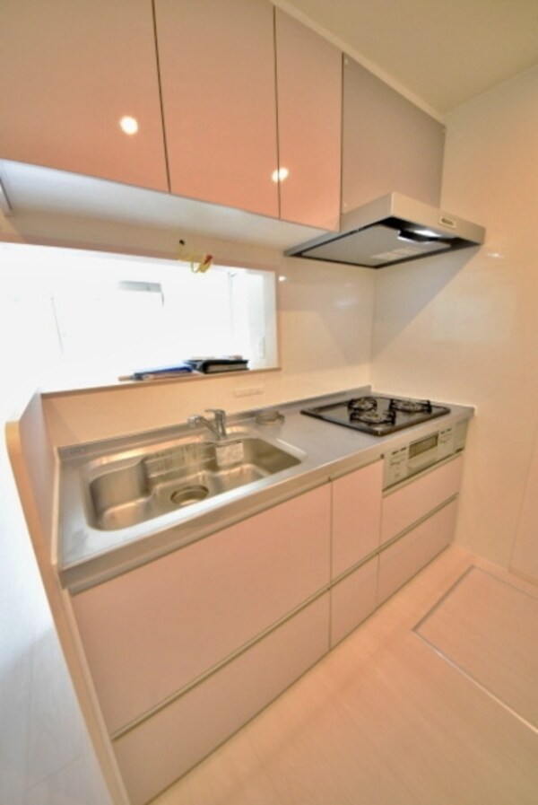 キッチン(イメージ。別号室の室内写真。現況を優先します。)